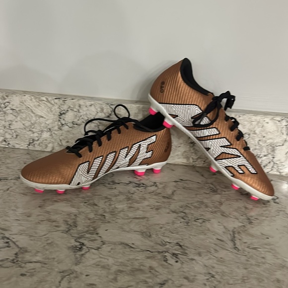 Size 6.5 Nike Soccer cleats - Picture 5 of 15